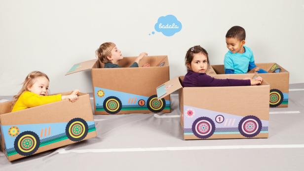 Nachhaltiges Spielzeug: Schachteln mit lustigen Sticker bekleben