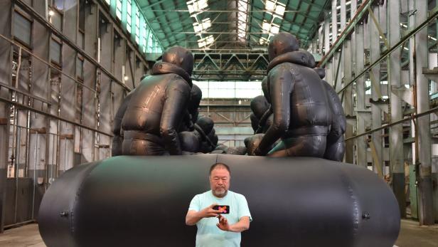 Kompatibles Narrativ: Der chinesische Kunst-Superstar Ai Weiwei vor seiner Installation „Law of the Journey 2017“ bei der Biennale im australischen Sidney