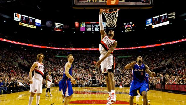 Ein Basketballspieler der Trail Blazers dunkt den Ball während eines Spiels.