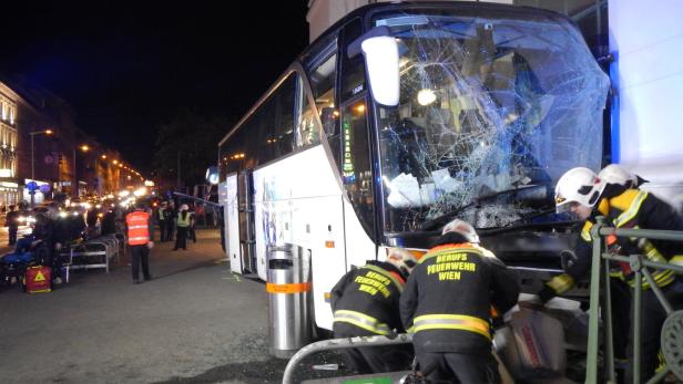 Wien: Fahrerloser Bus krachte in U-Bahn-Station am Gürtel