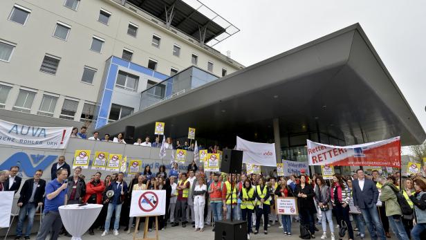 AUVA: Protest vor dem UKH Meidling mit Menschenkette