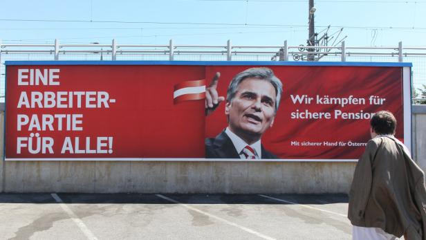 Ein Wahlplakat einer österreichischen Arbeiterpartei mit dem Slogan „Wir kämpfen für sichere Pensionen“.
