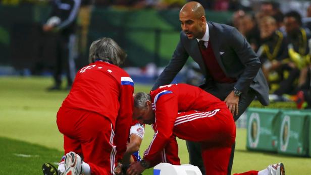 Bayern-Coach Guardiola (re.) macht sich Sorgen um seine Spieler.