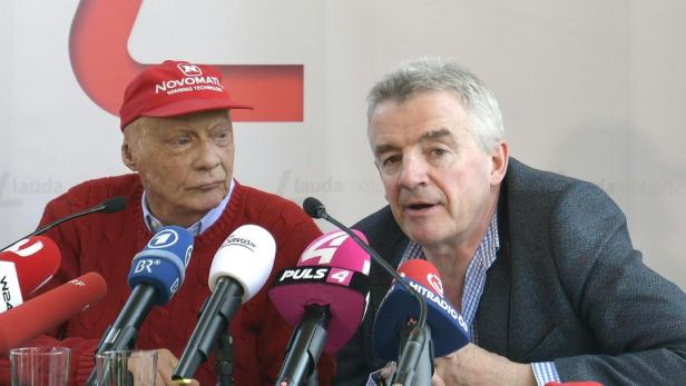 Niki Lauda (li.) und Ryanair-Chef Michael O&#039;Leary bei einer Pressekonferenz in Wien am 28. März.