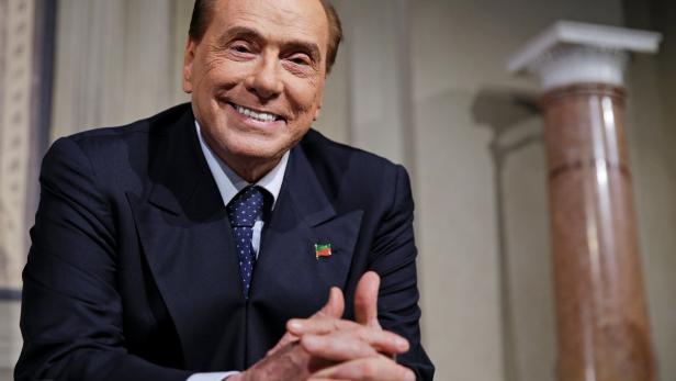 Berlusconi genießt das Rampenlicht