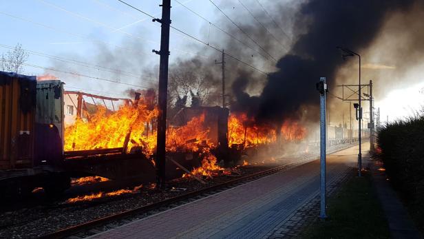Funkenflug löste Brand von Güterwaggons auf Südbahnstrecke aus