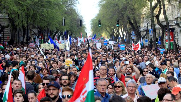 Ungarn: Zehntausende demonstrieren gegen Orban