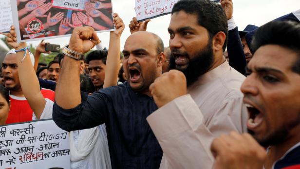 People shout slogans as they participate in a protest against the rape of an eight-year-old girl in Kathua near Jammu, and a teenager in Unnao, Uttar Pradesh state, in Mumbai Indien: Neue Vergewaltigungsfälle sorgen für Empörung