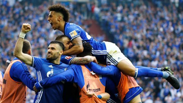 Blau-Weißer Jubel: Schalke zementiert den zweiten Platz ein.