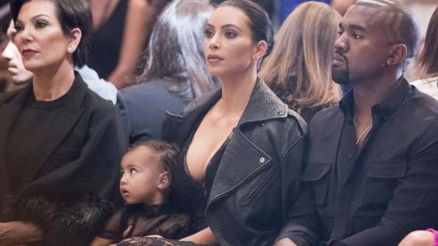 Kris Jenner, Kim Kardashian, North West und Kanye West sitzen in der ersten Reihe.