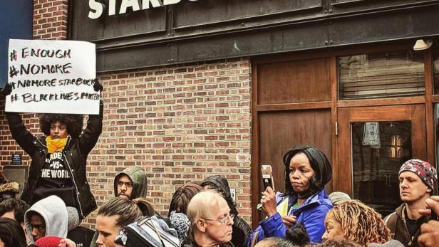 USA: Proteste nach Festnahme von Schwarzen in Starbucks-Cafe