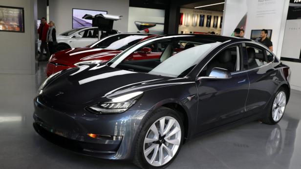 Tesla setzt Produktion von seinem Hoffnungsträger Model 3 aus
