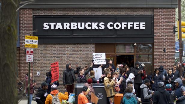 Starbucks schließt 8.000 Filialen für Anti-Rassismus-Trainings
