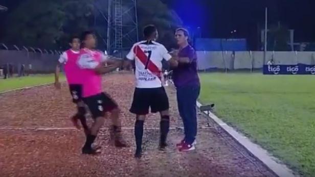 Thiago Dos Santos (in Weiß) verlor komplett die Nerven.