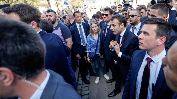 Präsident Macron diskutiert mit Demonstranten