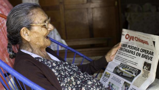 96-jährige Dame aus Mexiko geht in die Schule