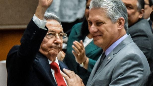 Raul Castro und sein Nachfolger Díaz-Canel (re.)