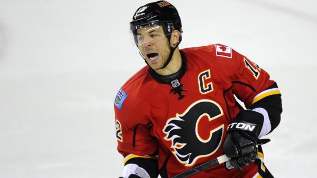 Calgary Flames&#039; Jarome Iginla reacts to missing his shot on Columbus Blue Jackets goalie Steve Mason during a shoot out attempt in their NHL hockey game in Calgary, Alberta March 18, 2012. REUTERS/Todd Korol (CANADA - Tags: SPORT ICE HOCKEY)