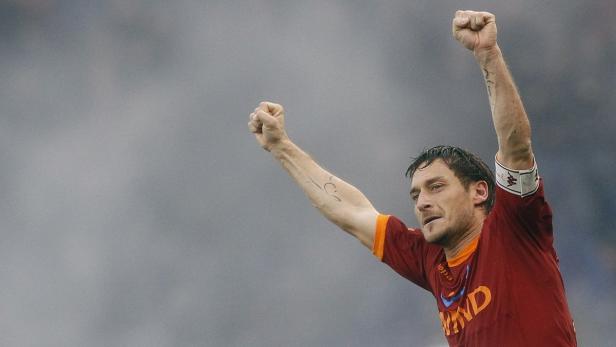 AS Roma&#039;s Francesco Totti celebrates after scoring against SS Lazio during their Italian Serie A soccer match at the Olympic stadium in Rome March 13, 2011. REUTERS/Alessandro Bianchi (ITALY - Tags: SPORT SOCCER)