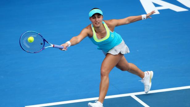 TENNIS-NZL-WTA Eine Tennisspielerin schlägt einen Ball auf einem blauen Platz.