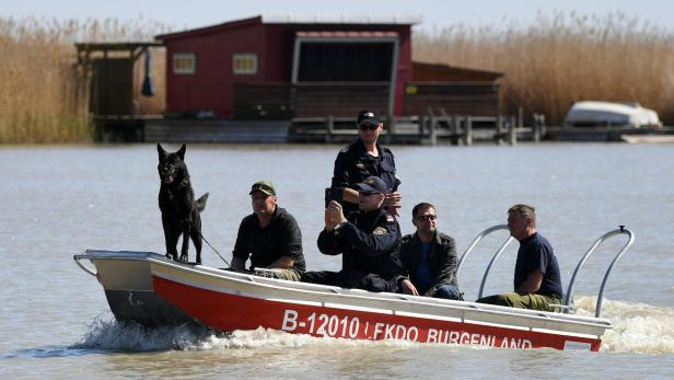 Polizisten suchen am 20. April in der Ruster Bucht nach weiteren Leichenteilen.