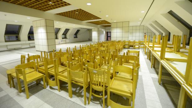 Im Asylquartier in Erdberg stehen die Stühle schon für die ersten 100 Flüchtlinge bereit, die Montagabend in der ehemaligen Zollwache-Schule eintreffen sollen.