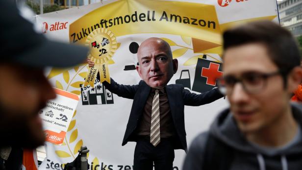 Amazon-Beschäftigte protestierten in Berlin gegen Bezos