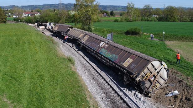 Entgleiste Güterwaggons bei Braunau