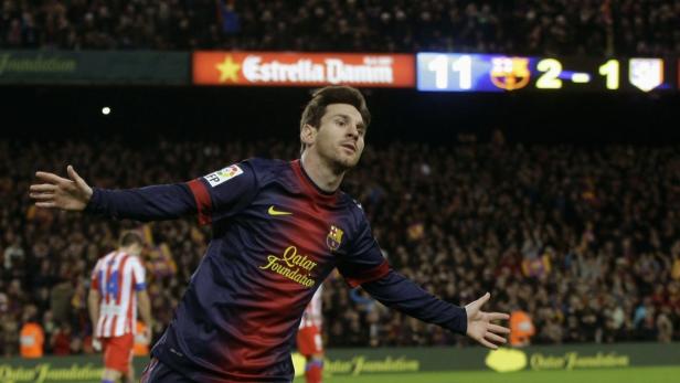 Lionel Messi jubelt auf dem Fußballfeld vor einer Zuschauermenge.