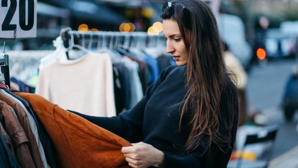 Tipps von Flohmarkt-Profis: Alte Kleidung erfolgreich verkaufen