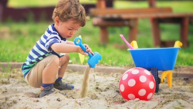 Kinder lieben es, im Sand zu spielen, viele Eltern sorgen sich um die Hygiene.