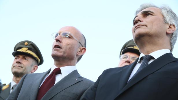 Klug (li.) und Faymann bei der Rückkehr der Bundesheer-Soldaten vom Golan.