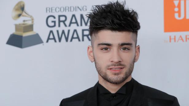 Porträt von Zayn Malik vor einem Hintergrund der Grammy Awards.