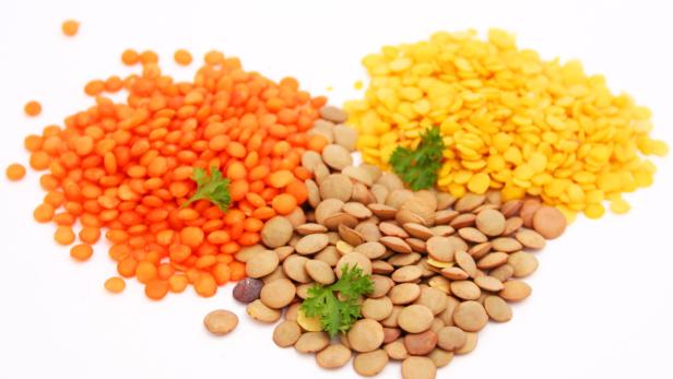 Drei Arten Linsen, rote, gelbe und Tellerlinsen auf weißem Hintergrund.