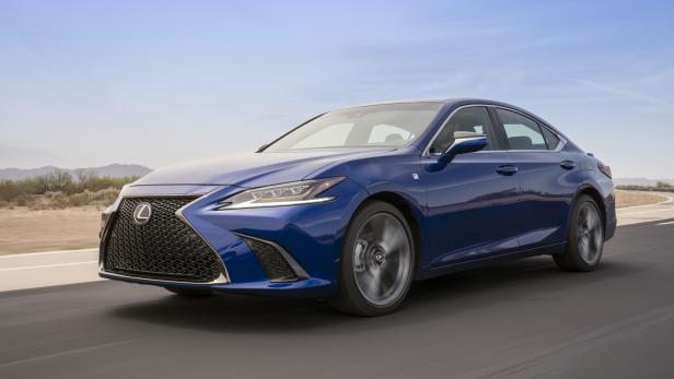 Ein blauer Lexus fährt auf einer Landstraße.