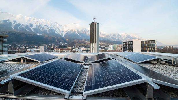 Die Kleine Ökostromnovelle gibt dem Dächerpuzzle neue Kraft und ruft auch die Stromversorger auf den Plan. In wenigen Jahren könnte wie hier in Innsbruck jeder Neubau mit einer Fotovoltaikanlage ausgestattet sein