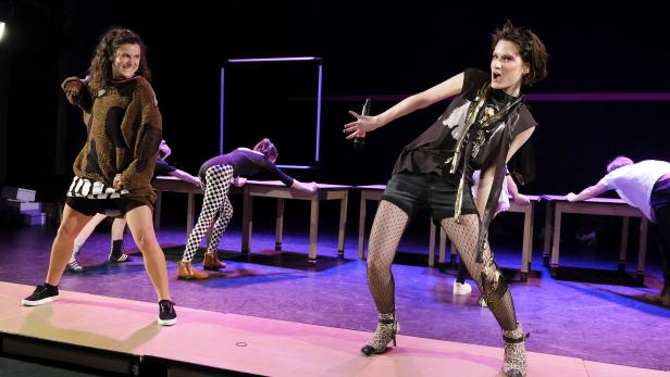 Szenenfoto aus "Die Liebe ist ein Heckenschütze" von Theaterwild:Company Dschungel Wien