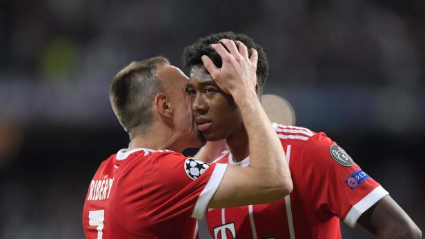 Trostspender: Franck Ribery nahm seinen jüngeren Mitspieler David Alaba in die Arme.