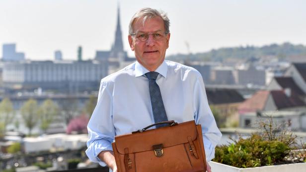 Präsident Fritz Enzenhofer auf der Terrasse des Landeschulrates mit seiner ersten Schultasche