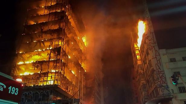 Hochhaus nach Feuer eingestürzt: Dutzende Vermisste in Sao Paulo