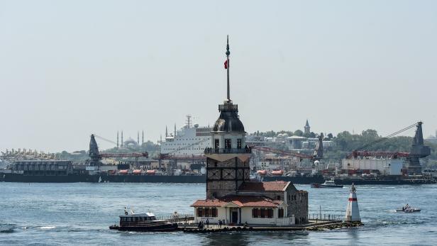 Spektakulär: Weltgrößtes Bauschiff passiert Bosporus 