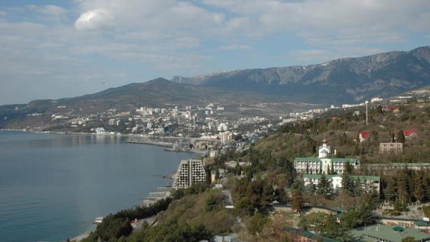 Besuche auf der Krim (im Bild: Bucht von Jalta) führten zu Einreseverboten