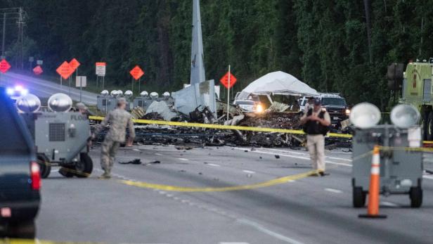 US-Militärmaschine stürzte auf Highway: Fünf Tote