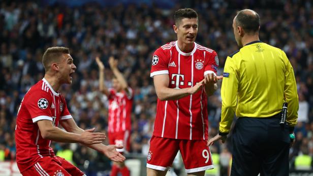 Kein Pfiff: Bayerns Stars reklamieren beim Torrichter, der Marcelos Handspiel übersehen hat.