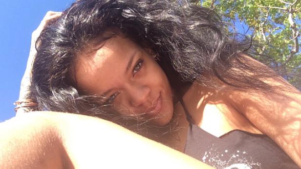 Instagram: Rihanna zeigt sich mit unrasierten Beinen