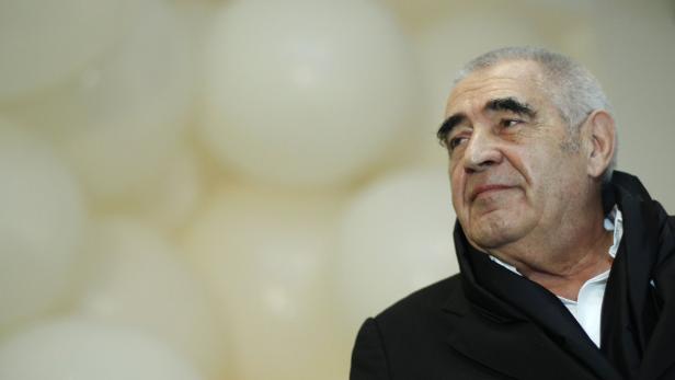 Austrian director of MAK, museum of applied arts, Peter Noever listens during a news conference in Vienna February 1, 2011. REUTERS/Lisi Niesner (AUSTRIA - Tags: ENTERTAINMENT)