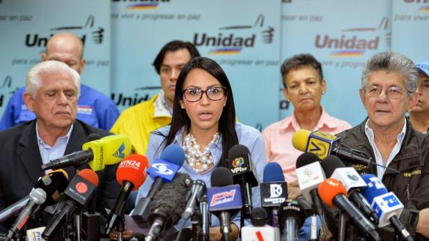 Delsa Solorzano (Mitte) und andere Oppositionspolitiker erklärten den Boykott