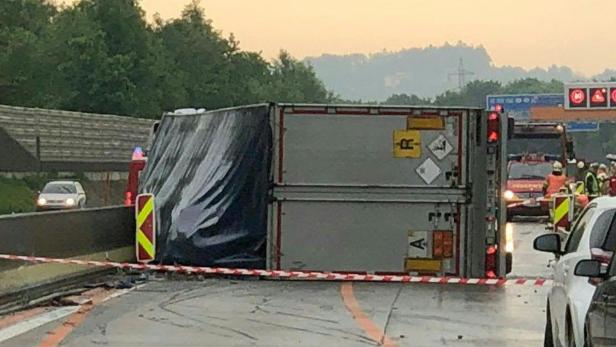 Gefahrengut-Lkw kippte bei Graz um: Sperre der A2