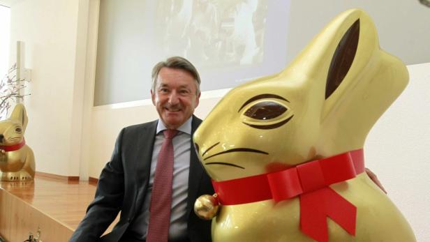 Ernst Tanner, CEO of Swiss chocolatier Lindt &amp; Spruengli poses beside a giant &#039;Goldhase&#039; rabbit after the annual news conference in Kilchberg near Zurich March 15, 2011. REUTERS/Arnd Wiegmann (SWITZERLAND - Tags: BUSINESS FOOD)