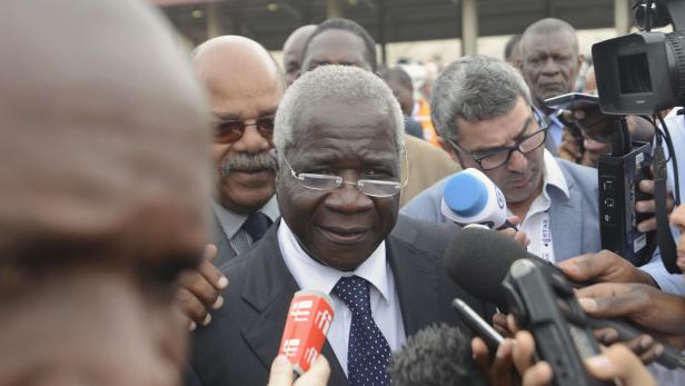 Dhlakama speaks to the media after voting in Maputo